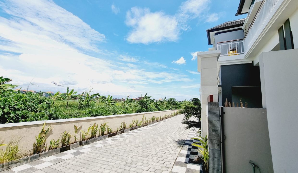 Disewakan Rumah SEMI Villa Lokasi di Kesiman (6)